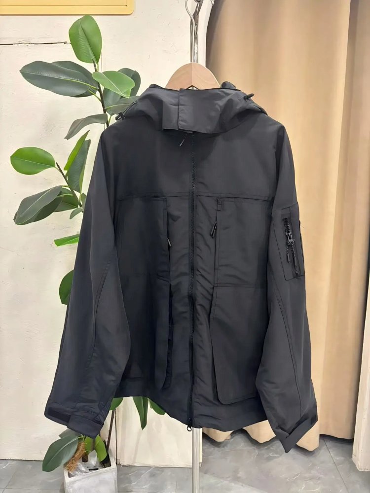 LACOSTE  Crocodile hooded workwear jacket is easy to wear for outdoor leisure and business, and can be paired with couple styles