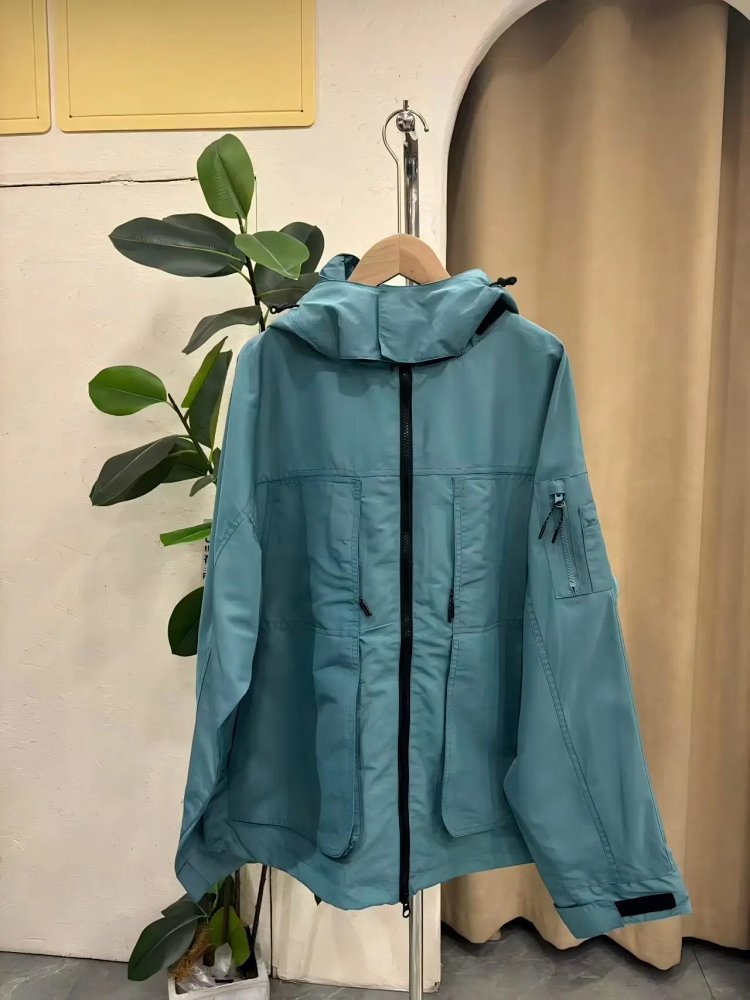 LACOSTE  Crocodile hooded workwear jacket is easy to wear for outdoor leisure and business, and can be paired with couple styles