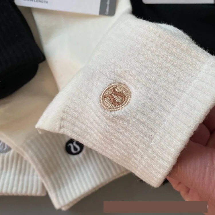 Lululemon Lulu Lulu Embroidered Logo Four Seasons Mid-high-high Solid Color Socks Three Pairs of