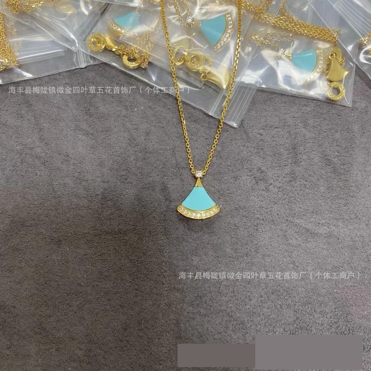 Full of mother-of-pearl chalcedony red double-layered manufacturer's necklace, exquisitely carved Jin Baoge diamond white fan-shaped small skirt fan *No quality problems, no reason to return