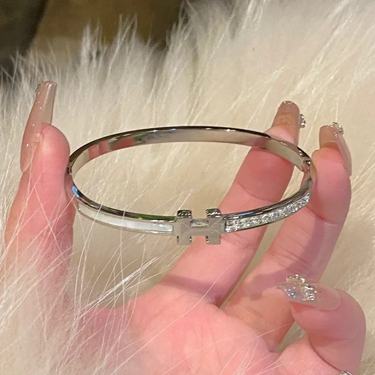 Baizhong Exquisite Titanium Spliced ​​Steel Women's Hand Light Luxury Hand Jewelry Fritillaria Small
