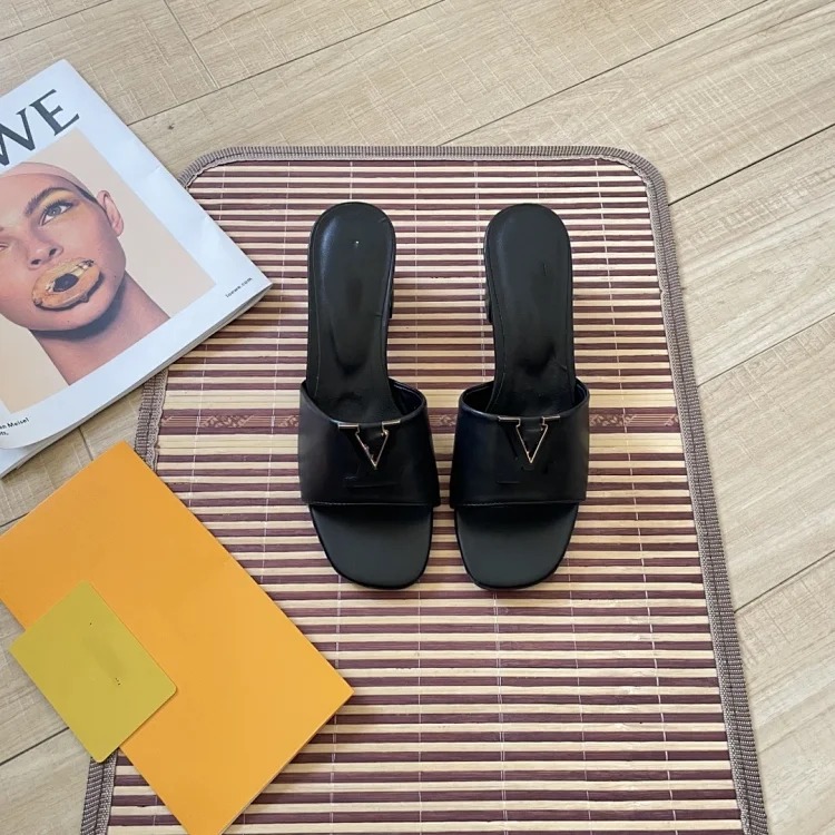 Wear Fashionable Beach Shoes and Sandals At the Beach, One-piece Slippers, Thick-heeled Slippers, Sneakers