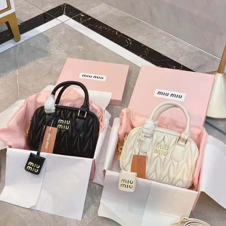 miu lambskin pleated bowling ball Boston daughter carries a small square bag versatile one-shoulder cross-body for women
