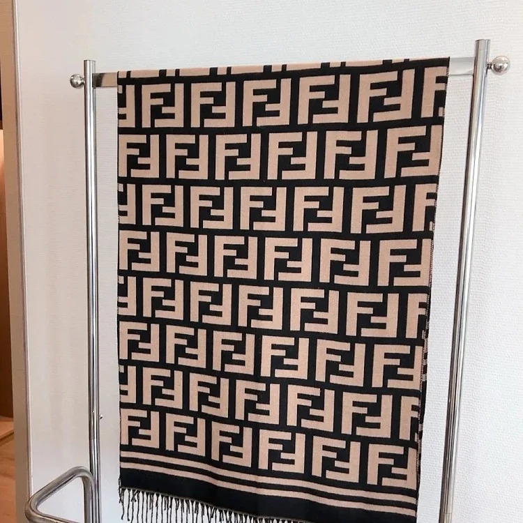 Autumn and winter fashionable and versatile light luxury scarf 01 (no after-sales service for more than 7 days)