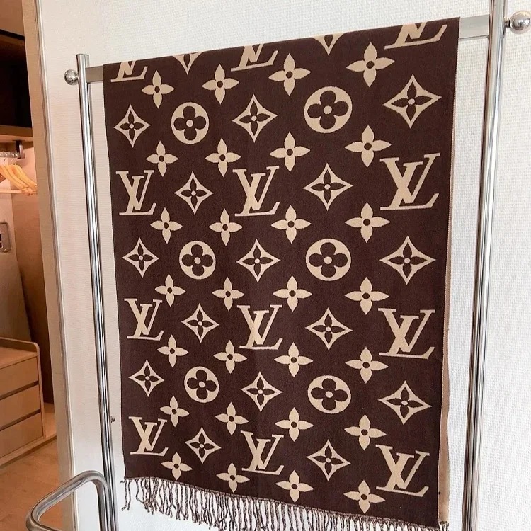 Autumn and winter fashionable and versatile light luxury scarf 01 (no after-sales service for more than 7 days)