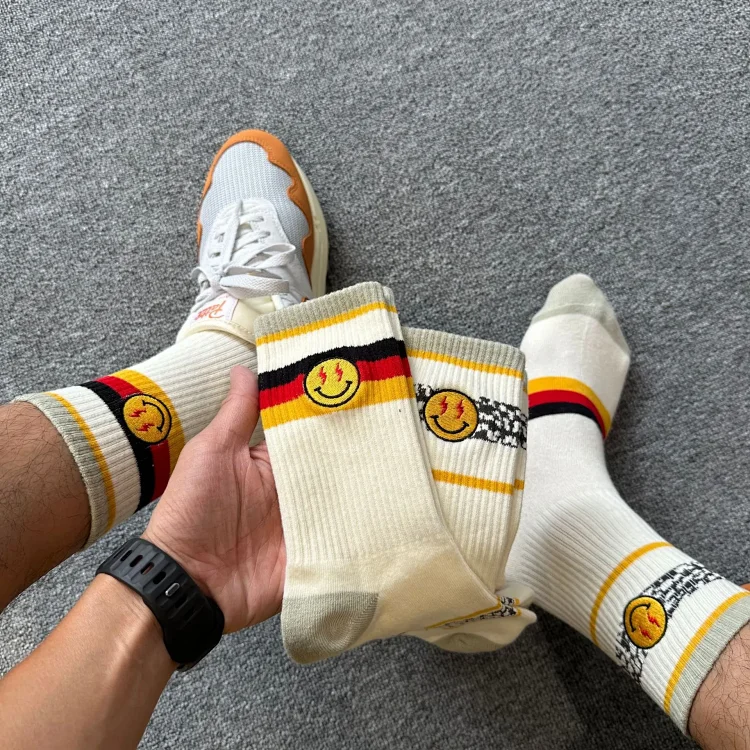 Smiley face embroidered socks street skateboard sports casual mid-calf cotton socks