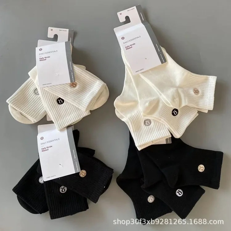 Lululemon Lulu Lulu Embroidered Logo Four Seasons Mid-high-high Solid Color Socks Three Pairs of