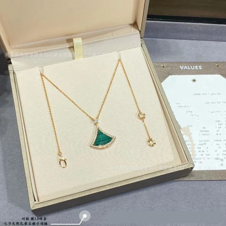 Full of mother-of-pearl chalcedony red double-layered manufacturer's necklace, exquisitely carved Jin Baoge diamond white fan-shaped small skirt fan *No quality problems, no reason to return