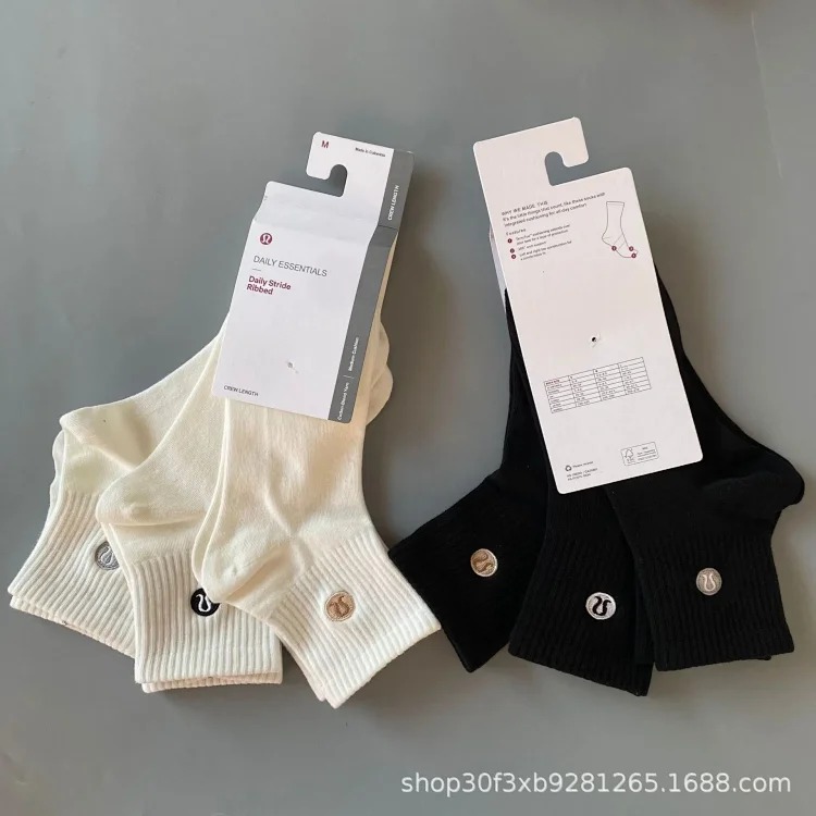 Lululemon Lulu Lulu Embroidered Logo Four Seasons Mid-high-high Solid Color Socks Three Pairs of