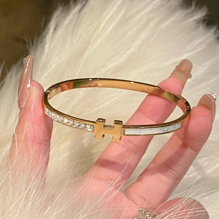 Baizhong Exquisite Titanium Spliced ​​Steel Women's Hand Light Luxury Hand Jewelry Fritillaria Small