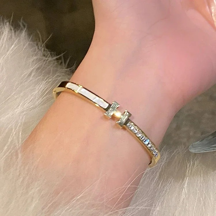 Baizhong Exquisite Titanium Spliced ​​Steel Women's Hand Light Luxury Hand Jewelry Fritillaria Small