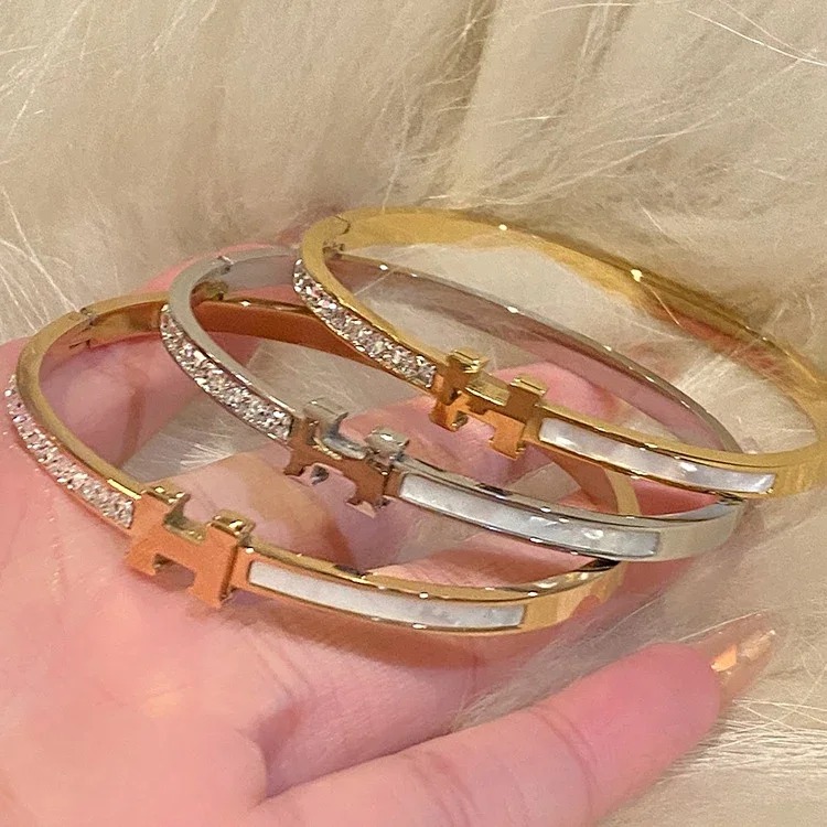 Baizhong Exquisite Titanium Spliced ​​Steel Women's Hand Light Luxury Hand Jewelry Fritillaria Small