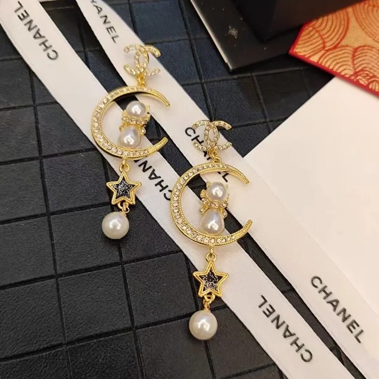 Xiaoxiangfeng autumn and winter temperament silver needle letter new earrings earrings simple temperament high-end versatile earrings 148