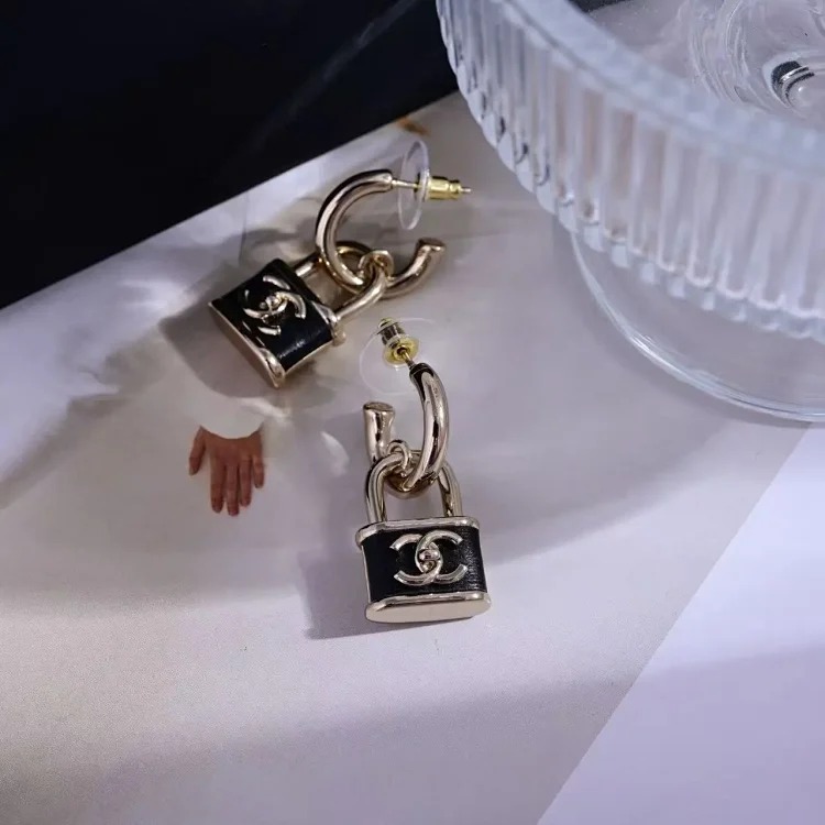 Xiaoxiangfeng autumn and winter temperament silver needle letter new earrings earrings simple temperament high-end versatile earrings 148