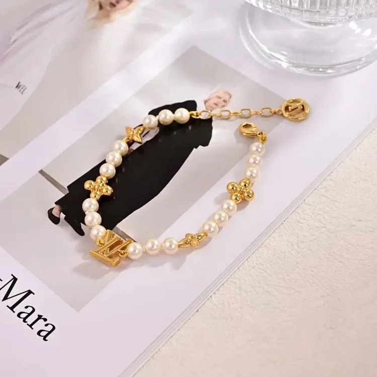 Xiaoxiangfeng autumn and winter temperament silver needle letter new earrings earrings simple temperament high-end versatile earrings 148