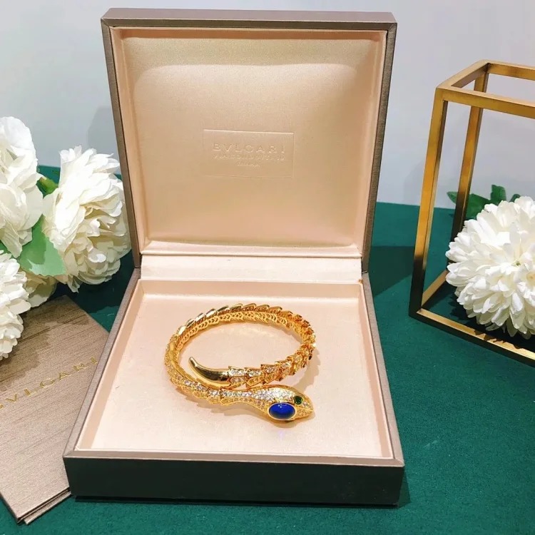 E-1 Different jewelry expresses a different of you. (With gift box packaging)
