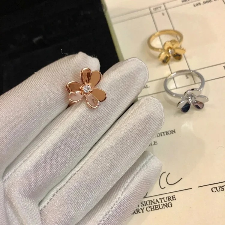 E-1 Different jewelry expresses a different of you. (With gift box packaging)