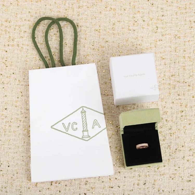 E-1 Different jewelry expresses a different of you. (With gift box packaging)