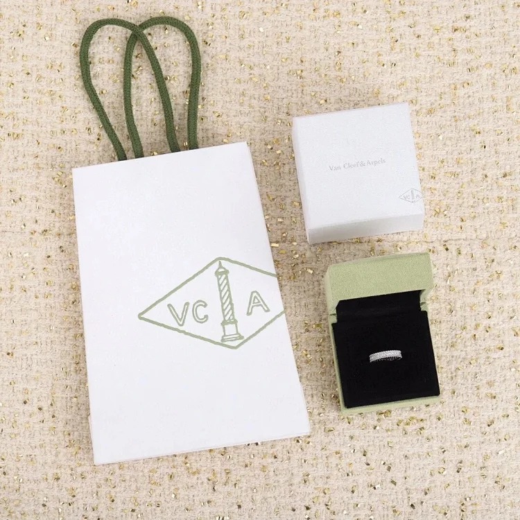 E-1 Different jewelry expresses a different of you. (With gift box packaging)
