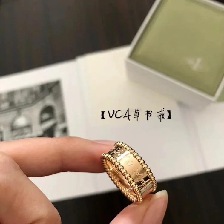 E-1 Different jewelry expresses a different of you. (With gift box packaging)