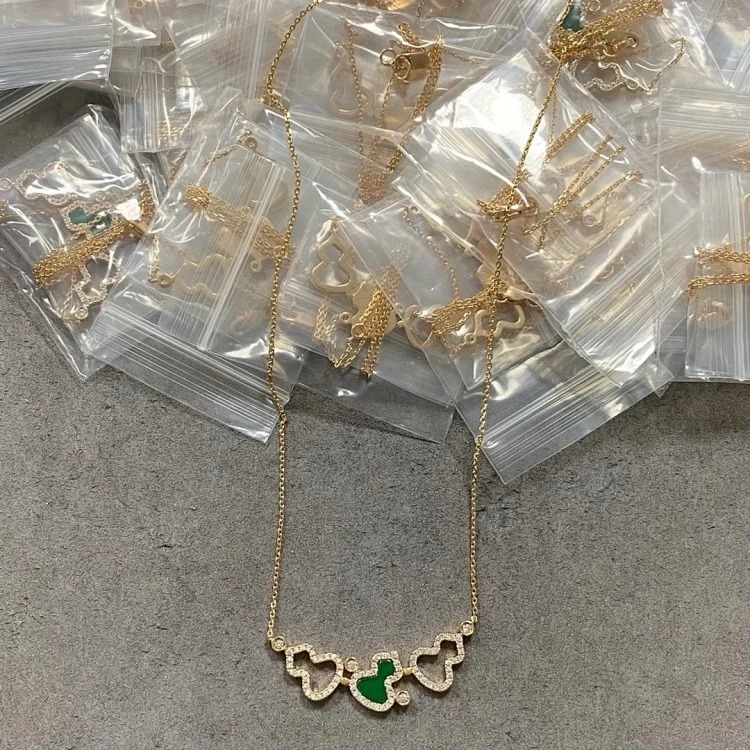 E-1 Different jewelry expresses a different of you. (With gift box packaging)