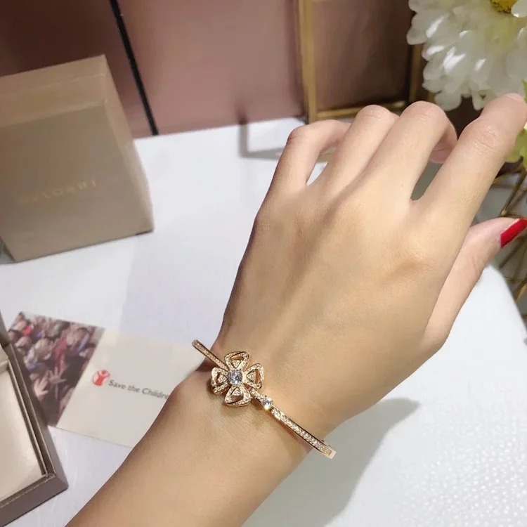 E-1 Different jewelry expresses a different of you. (With gift box packaging)