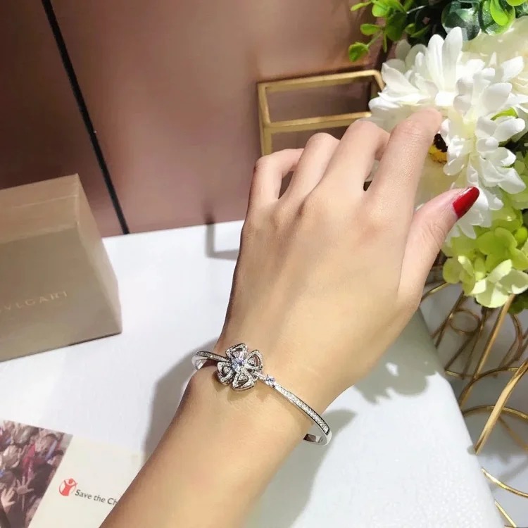 E-1 Different jewelry expresses a different of you. (With gift box packaging)