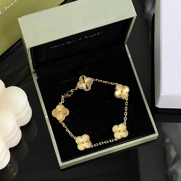 The bracelet is made of V-gold and is made of CNC carving technology.