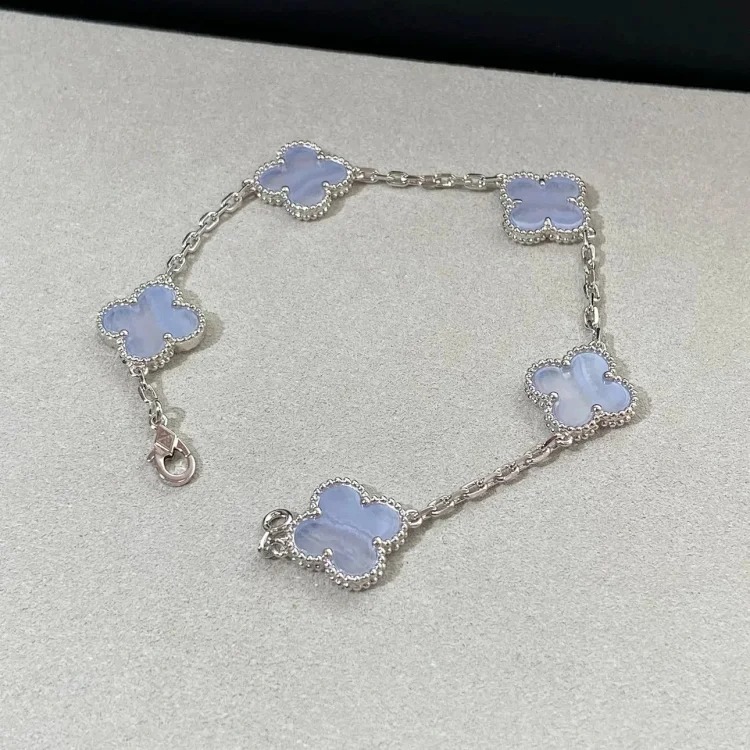 The bracelet is made of V-gold and is made of CNC carving technology.