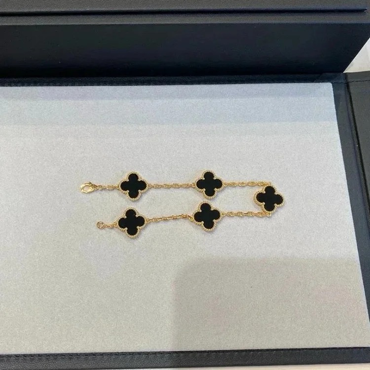 The bracelet is made of V-gold and is made of CNC carving technology.