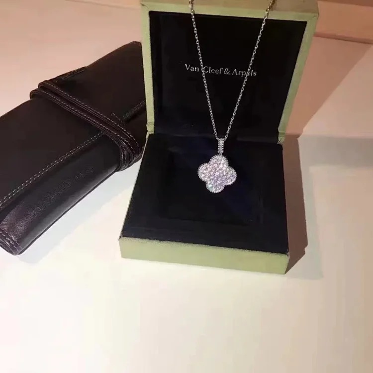 Every necklace of E-1 will make your heart beat. (Van Cleef & Arpels) (with gift box packaging)