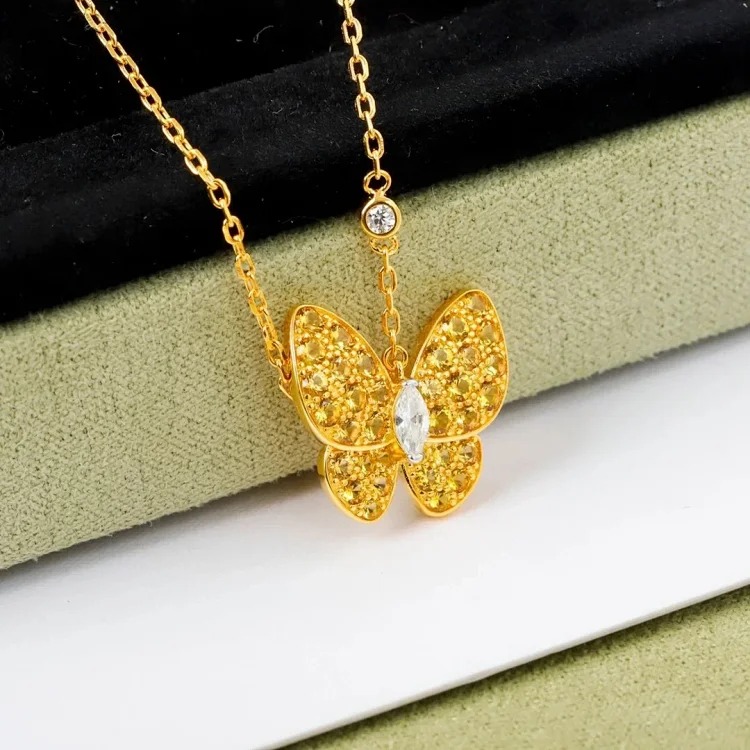 Every necklace of E-1 will make your heart beat. (Van Cleef & Arpels) (with gift box packaging)