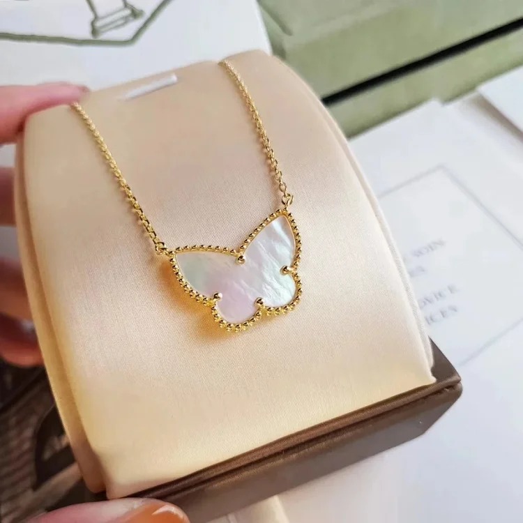 Every necklace of E-1 will make your heart beat. (Van Cleef & Arpels) (with gift box packaging)