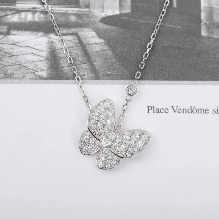 Every necklace of E-1 will make your heart beat. (Van Cleef & Arpels) (with gift box packaging)