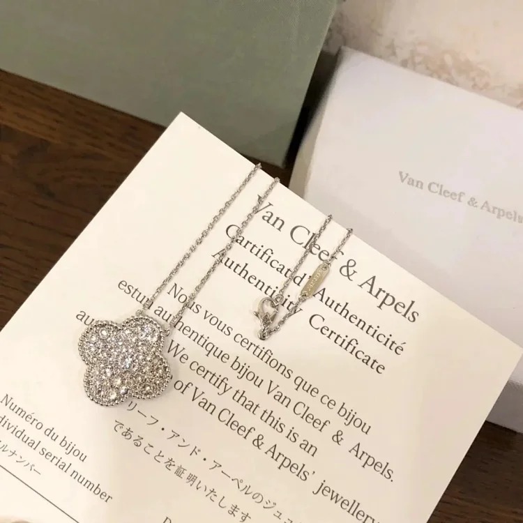 Every necklace of E-1 will make your heart beat. (Van Cleef & Arpels) (with gift box packaging)