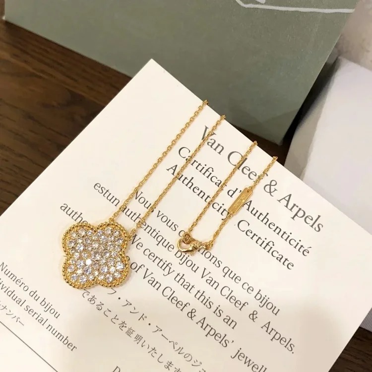 Every necklace of E-1 will make your heart beat. (Van Cleef & Arpels) (with gift box packaging)
