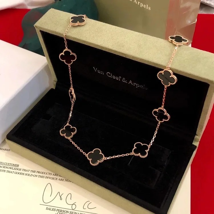 Every necklace of E-1 will make your heart beat. (Van Cleef & Arpels) (with gift box packaging)