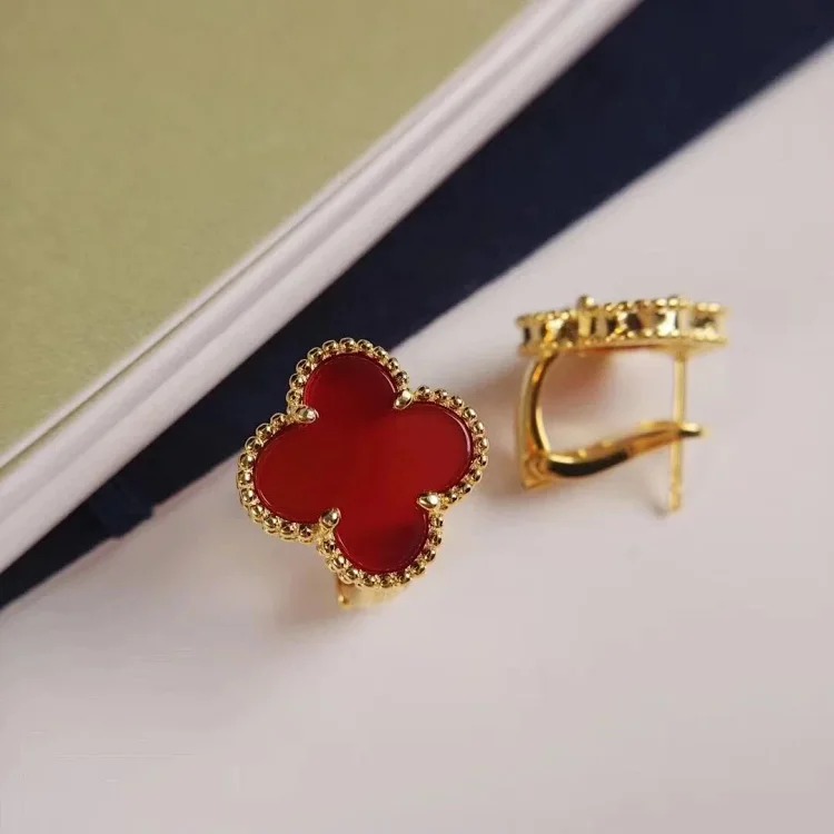 Every necklace of E-1 will make your heart beat. (Van Cleef & Arpels) (with gift box packaging)