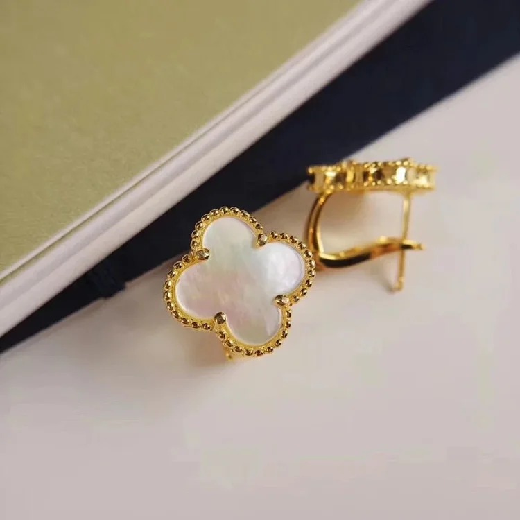 Every necklace of E-1 will make your heart beat. (Van Cleef & Arpels) (with gift box packaging)