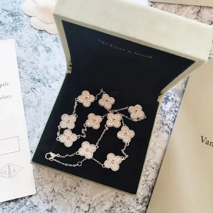 Every necklace of E-1 will make your heart beat. (Van Cleef & Arpels) (with gift box packaging)