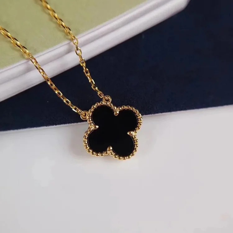 Every necklace of E-1 will make your heart beat. (Van Cleef & Arpels) (with gift box packaging)