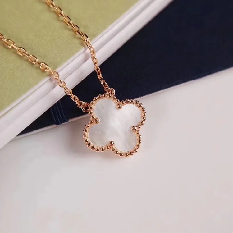 Every necklace of E-1 will make your heart beat. (Van Cleef & Arpels) (with gift box packaging)