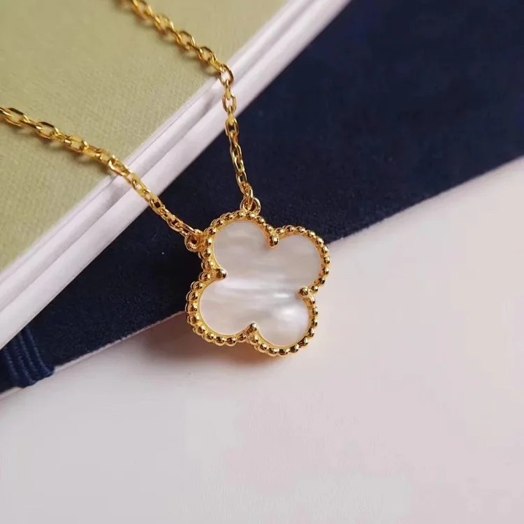 Every necklace of E-1 will make your heart beat. (Van Cleef & Arpels) (with gift box packaging)