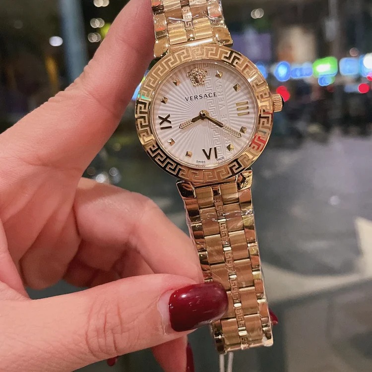 New Versace VERSACE GRECA ICON series, 36mm diameter, Greek key bezel, retro Roman rivet hour markers, three-dimensional texture, elegant and uninhibited