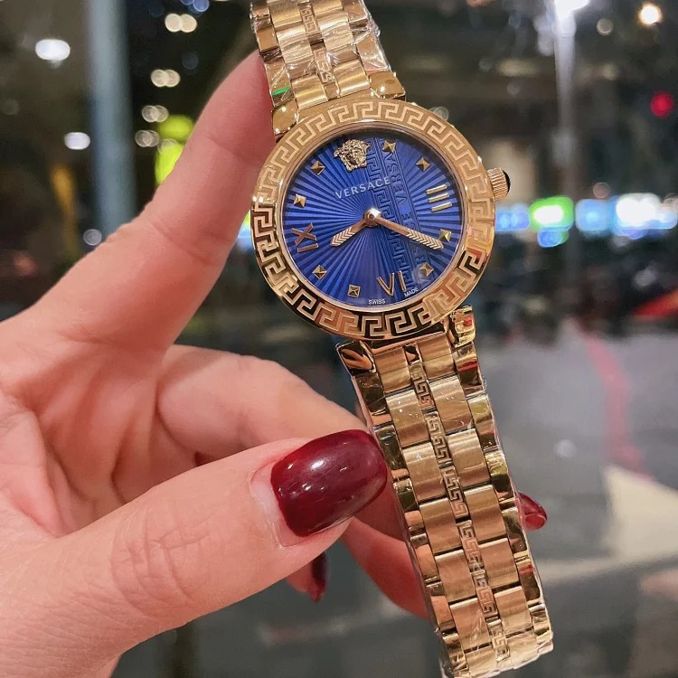 New Versace VERSACE GRECA ICON series, 36mm diameter, Greek key bezel, retro Roman rivet hour markers, three-dimensional texture, elegant and uninhibited