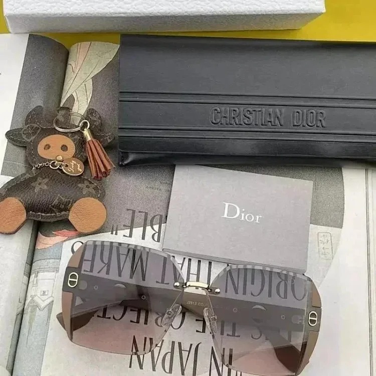 Fashionable and versatile sunglasses