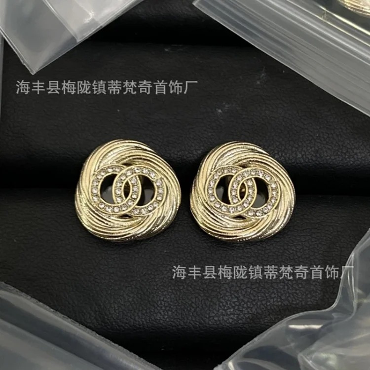 Chanel New Vintage Pearl Heart Earrings