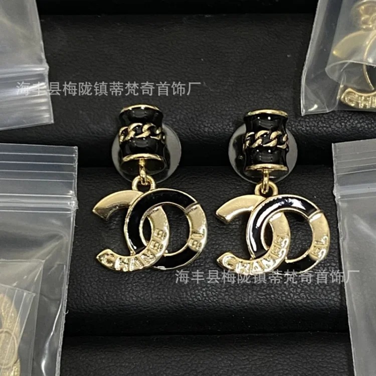 Chanel New Vintage Pearl Heart Earrings