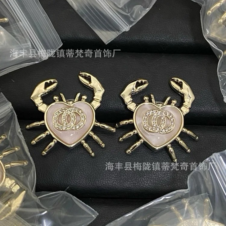 Chanel New Vintage Pearl Heart Earrings