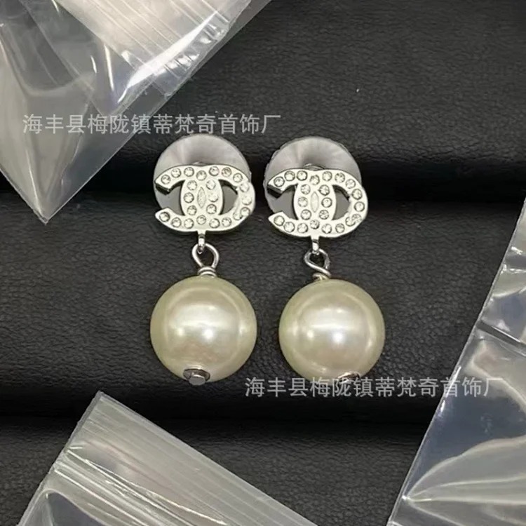 Chanel New Vintage Pearl Heart Earrings